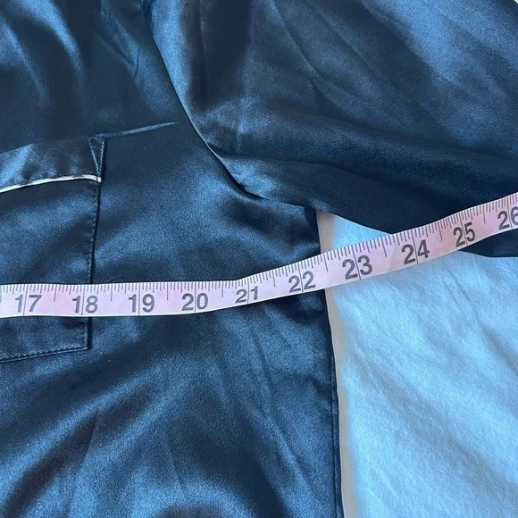 Victoria secret button up long sleeve night shirt 
With cheetah print lining - Picture 7 of 8